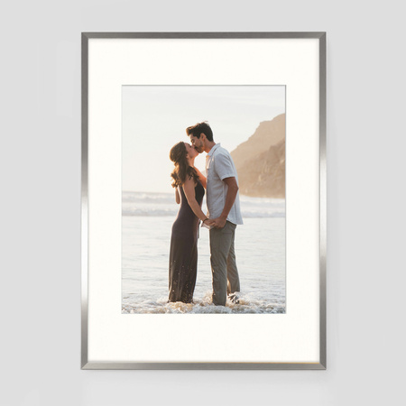 Srebrna ramka na zdjęcia HEN PASS S 70x100 cm z passe partout (50x70 cm)