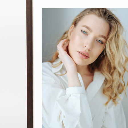 Ciemnobrązowa ramka drewniana na zdjęcia PINIA 4 21x30 cm