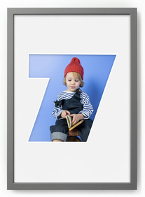 Ramka na zdjęcia CYFERKA "7" 21x30 cm szara z białym passe partout