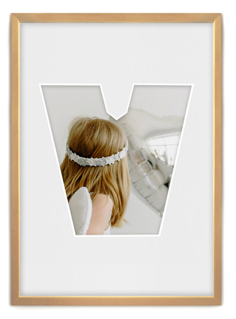 Ramka na zdjęcia LITERKA "V" 21x30 cm jasne drewno z białym passe partout
