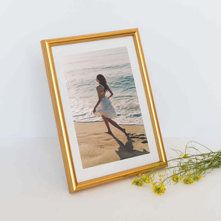 Ramka drewniana na zdjęcia DRWC F Z złota 15x21 cm