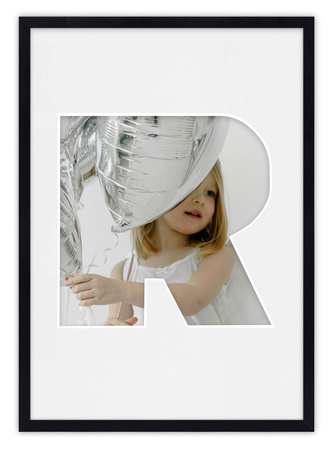 Ramka na zdjęcia LITERKA "R" 21x30 cm czarna z białym passe partout