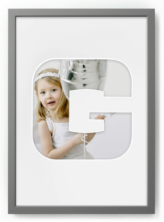 Ramka na zdjęcia LITERKA "G" Szara. Ramka z passe partout o rozmiarze 21x30 cm