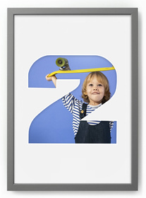 Ramka na zdjęcia CYFERKA "2" 21x30 cm szara z białym passe partout