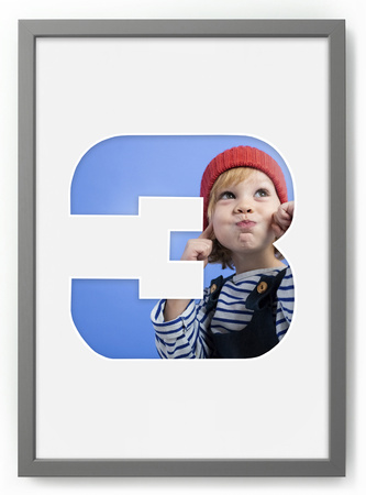 Ramka na zdjęcia CYFERKA "3" 21x30 cm szara z białym passe partout