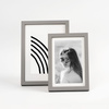 Szara ramka drewniana na zdjęcia PINIA 05 10x15 cm