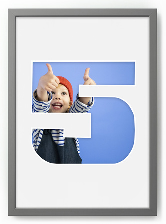 Ramka na zdjęcia CYFERKA "5" 21x30 cm szara z białym passe partout