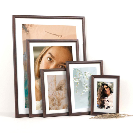 Ciemnobrązowa ramka drewniana DRWA 44 24x30 cm