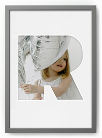 Ramka na zdjęcia LITERKA "R" 21x30 cm szara z białym z passe partout
