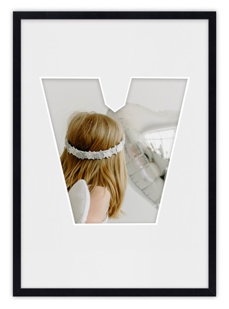 Ramka na zdjęcia LITERKA "V" 21x30 cm czarna z białym passe partout