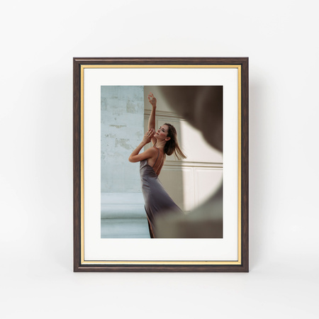 Brązowa ramka drewniana ze złotym paskiem DRI CL 4 24x30 cm