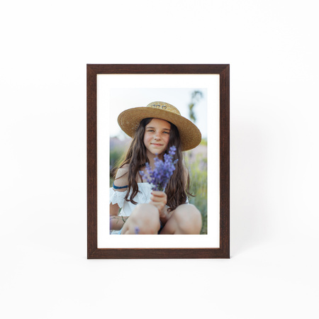 Ciemnobrązowa ramka drewniana na zdjęcia PINIA 4 15x21 cm
