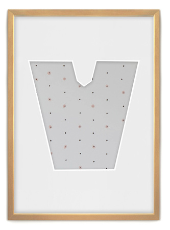 Ramka na zdjęcia LITERKA "V" 21x30 cm jasne drewno z białym passe partout