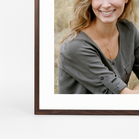Ciemnobrązowa ramka drewniana na zdjęcia PINIA 4 30x40 cm