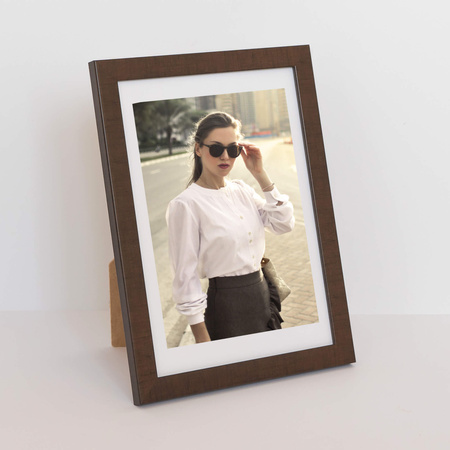 Brązowa ramka z tworzywa FOR 15x21 cm