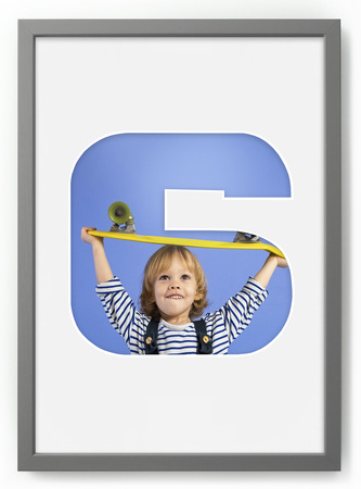 Ramka na zdjęcia CYFERKA "6" 21x30 cm szara z białym passe partout