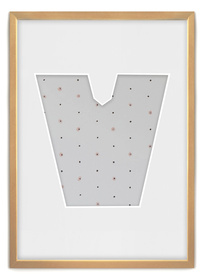 Ramka na zdjęcia LITERKA "V" 21x30 cm jasne drewno z białym passe partout