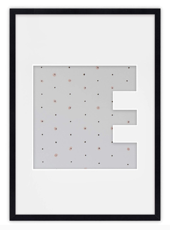Ramka na zdjęcia LITERKA "E" 21x30 cm czarna z białym passe partout